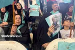 آغاز برنامه انتخاباتی نامزدهای انتخابات ریاست‌جمهوری در مشهد | از حضور باتأخیر پزشکیان تا تغییر مکان سخنرانی جلیلی (۶ تیر ۱۴۰۳) + فیلم و عکس