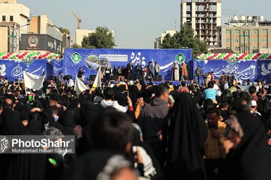 اجرای سرود «سلام فرمانده» با حضور دهه نودی ها در عرصه میدان شهدا