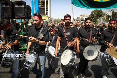 سوگواری دسته های عزاداری در خیابان های منتهی به حرم مطهر رضوی در دهه آخر صفر