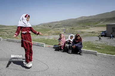 معلم و بچه‌های روستای بیاتان سوخته