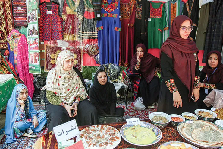 دورهمی، دور از وطن