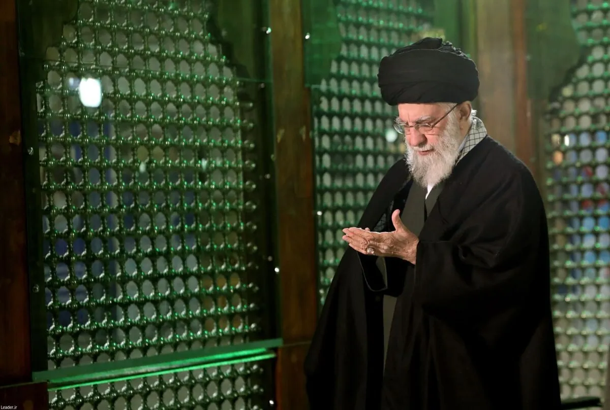 حضور رهبر معظم انقلاب در حرم مطهر امام راحل و گلزار شهدای بهشت زهرا (س) در آستانه دهه فجر (۱۱ بهمن ۱۴۰۲) + عکس