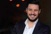 جواد عزتی ۴۲ ساله شد | نگاهی به کارنامه متنوع آقای بازیگر