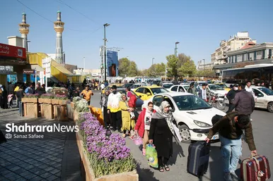 حضور زائران نوروزی در خیابانهای اطراف حرم مطهر رضوی