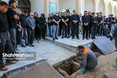 عکس‌هایی از تشییع پیکر پدر خداداد عزیزی در مشهد