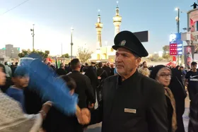 وقتی سقایت خادمان امام رضا(ع) با یاد عطش کربلا گره خورد | خدمت بی&zwnj;منت خادمان رضوی به زائران مراسم تشییع رهبر شهید + فیلم