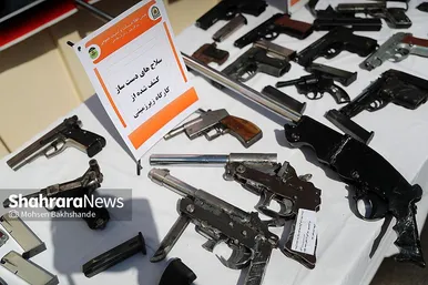 گزارش تصویری | نمایشگاه کشفیات انواع سلاح و مهمات در مشهد
