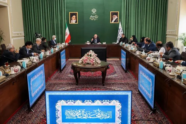 ۵۰۰۰ میلیارد طلب واکسن‌سازان از دولت پرداخت نشده است| بلاتکلیفی استخدامی ۳۳۰۰۰ کادر بیمارستانی فعال در زمان کرونا