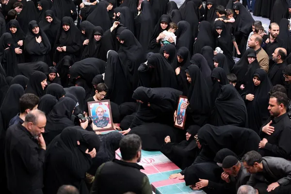 اقامه نماز رهبر معظم انقلاب بر پیکر شهدای حمله تروریستی به سفارت ایران در دمشق + فیلم و تصاویر