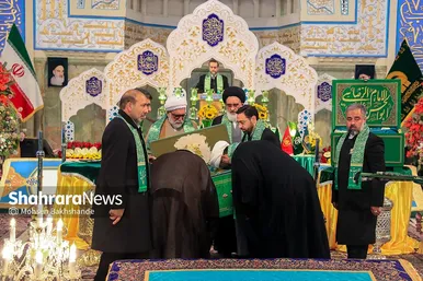 تعویض پرچم گنبد و پوش ضریح امام رضا(ع)