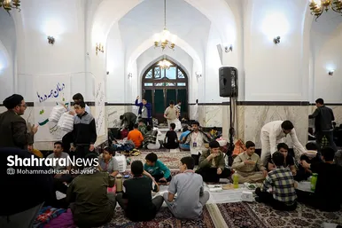 اعتکاف نوجوانان دهه هشتادی در حرم مطهر رضوی