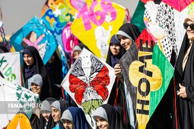 گزارش تصویری | پرواز بادبادک‌ها به یاد کودکان میناب