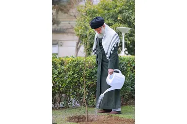 کاشت نهال در روز درختکاری توسط رهبر معظم انقلاب