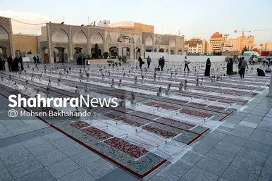 توزیع افطاری در باب الکاظم حرم مطهر امام رضا(ع)