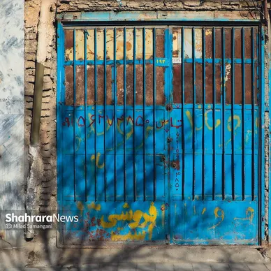 نشسته‌ام به در نگاه می‌کنم