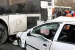 امدادرسانی آتش‌نشانان به مصدوم سانحه برخورد ۲۰۶ با اتوبوس در مشهد+تصاویر