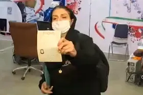 حضور دختر موتورسوار در وزارت کشور برای ثبت&zwnj;نام انتخابات ریاست&zwnj;جمهوری + فیلم