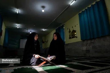 فاطمه عسگری و فریده مختاری دو معلم مینابی بودند که حافظ قرآن بودند، خانم زارعی و خانم عابدی معلمان مشهدی هستند که میخواهند به یاد معلمان میناب قرآن را حفظ کنند