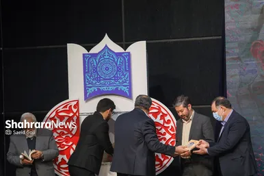 رونمایی از کتاب متولد چهل و دو