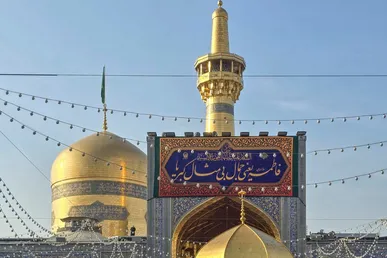 گزارش تصویری | نصب کتیبه‌های ولادت حضرت زهرا(س) در حرم امام‌رضا(ع)