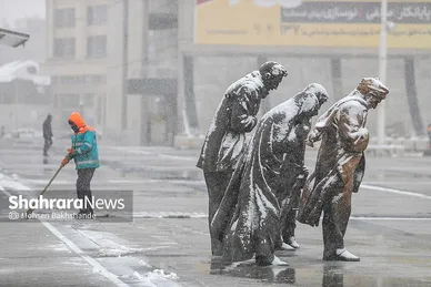 گزارش تصویری | خدمات دهی نیروهای شهرداری مشهد در روزهای برفی