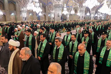 تعویض پرچم گنبد و پوش ضریح امام رضا (ع)