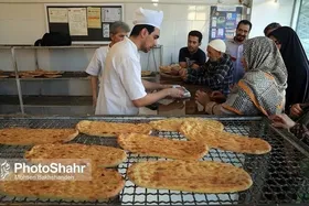 فعالیت شبانه&zwnj;روزی ۸ نانوایی و ۵۰ کیوسک عرضه نان قدس رضوی در مسیر&zwnj;های تشییع پیکر رهبر شهید در مشهد