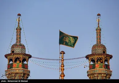 آیین تعویض پرچم گنبد حرم حضرت معصومه(س) و امام رضا (ع) به مناسبت آغاز دهه کرامت