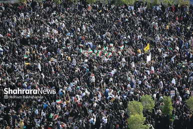 اجرای سرود «سلام فرمانده» با حضور دهه هشتادی و نودی ها در عرصه میدان شهدا مشهد