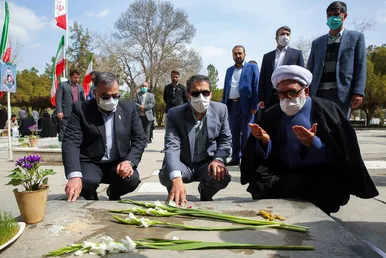 حضور جمعی از مسئولان در گلزار شهدای بهشت رضا(ع)