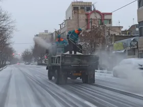 آماده باش و افزایش تعداد نیرو&zwnj;های خدمات شهری مشهد در پی برودت هوا و بارش برف+ فیلم (۷ اسفند ۱۴۰۲)