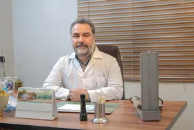پزشک محله مقدم ۲۴ سال است با ویزیت کردن رایگان نیازمندان، زکات علمش را می&zwnj;پردازد