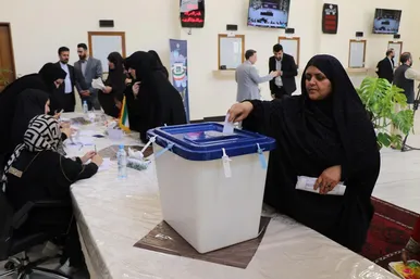حضور پرشور زنان ایرانی ساکن افغانستان در پای صندوق‌های رأی
