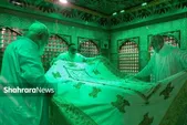 مضجع شریف امام‌رضا(ع) با حضور خانواده شهدا غبارروبی شد (۲۷ آذر ۱۴۰۳) + فیلم