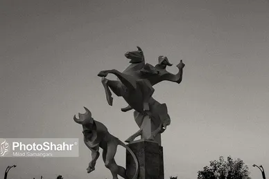 تندیس های افسانه ای شاهنامه در جلوخان آرامگاه فردوسی