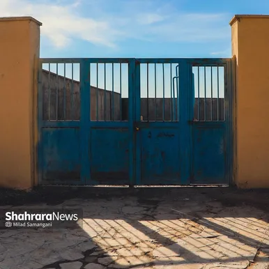 نشسته‌ام به در نگاه می‌کنم