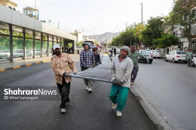 گزارش تصویری | جمع‌آوری نرده‌های بی‌آرتی خیابان امام رضا(ع) به منظور ایمن‌سازی مسیر تشییع پیکر رهبر شهید در مشهد