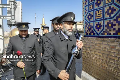 گزارش تصویری | تعویض پرچم گنبد حرم مطهر رضوی به مناسبت میلاد امام رضا(ع)