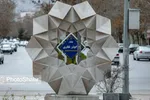 مشهد با نصب نماد‌ها و نشانه‌های هنری برای نوروز ۱۴۰۰ آماده می‌شود + تصاویر