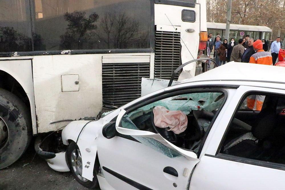 امدادرسانی آتش‌نشانان به مصدوم سانحه برخورد ۲۰۶ با اتوبوس در مشهد+تصاویر