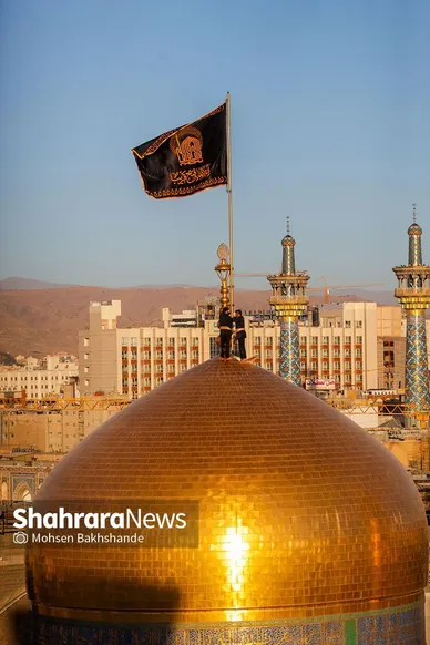 گزارش تصویری | تعویض پرچم و کتیبه‌های عزا در حرم امام رضا (ع)