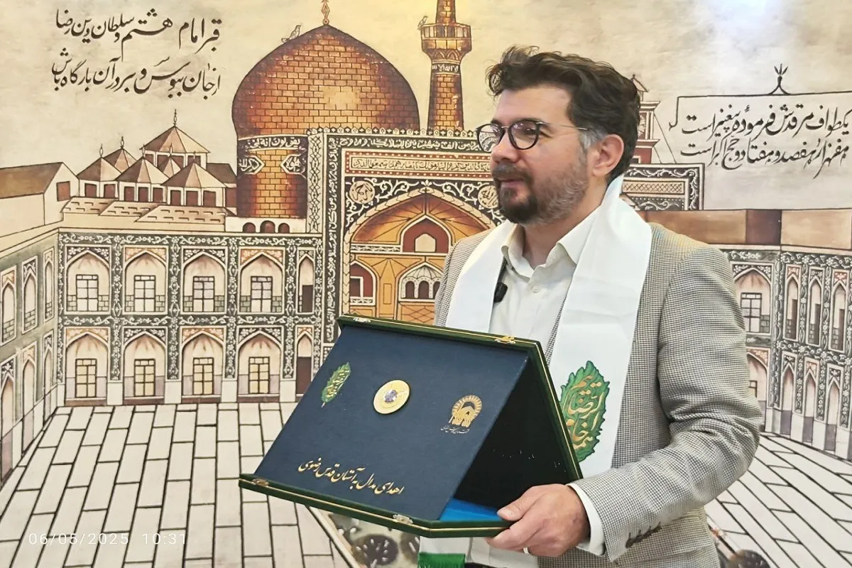 اهدای مدال طلای جهانی عکاسی به موزه آستان قدس رضوی