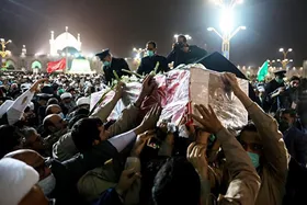 مراسم وداع با پیکر شهید حجت&zwnj;الاسلام محمد اصلانی در حرم مطهر رضوی