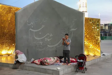 حضور مردم مشهد در خیابان پس از وقوع زلزله