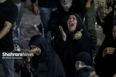 گزارش تصویری | اهتزاز پرچم سرخ «یا لثارات الحسین (ع)» در مسیر تشییع پیکر قائد شهید امت در مشهد