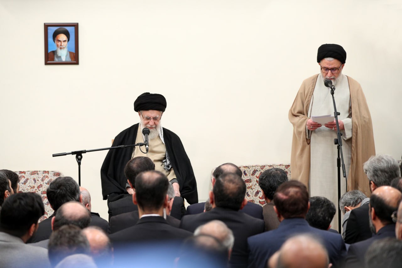 رهبر معظم انقلاب در دیدار وزیر، معاونان و مدیران وزارت اطلاعات: تنها راه‌حل مشکلات، پایبندی به مبانی انقلاب است +فیلم و عکس