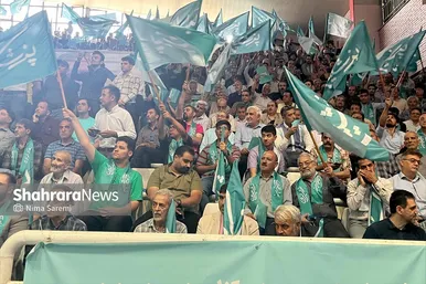 عکس‌هایی از حضور هواداران مسعود پزشکیان در ورزشگاه شهید بهشتی مشهد