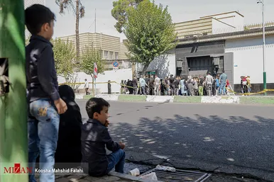 سرگردانی افغانستانی‌ها در مقابل سفارت آلمان