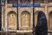 باران می‌بارد
