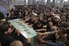 وداع باشکوه زائران حرم مطهر رضوی با پیکر شهید مدافع حرم &laquo;سیدهاشم حسینی&raquo;